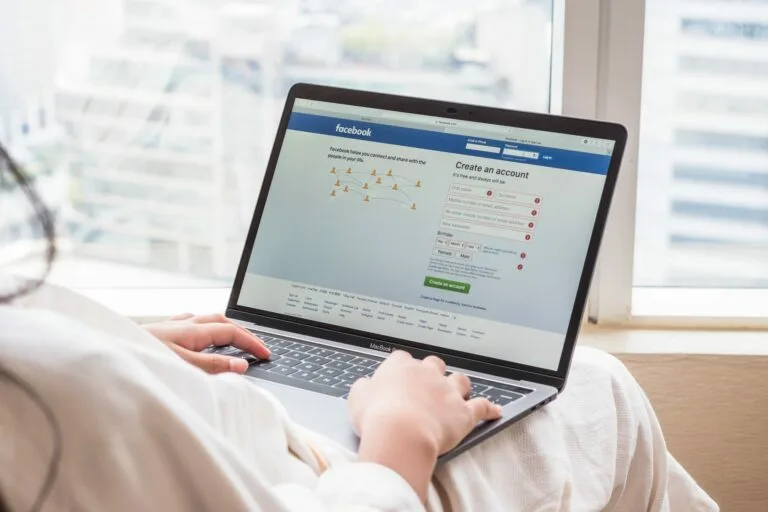 أيهما أفضل.. إدارة صفحات «فيسبوك» من الهاتف أم الحاسوب؟